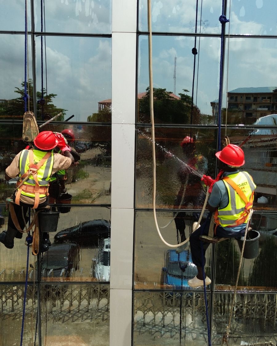 Facade cleaning by rope access